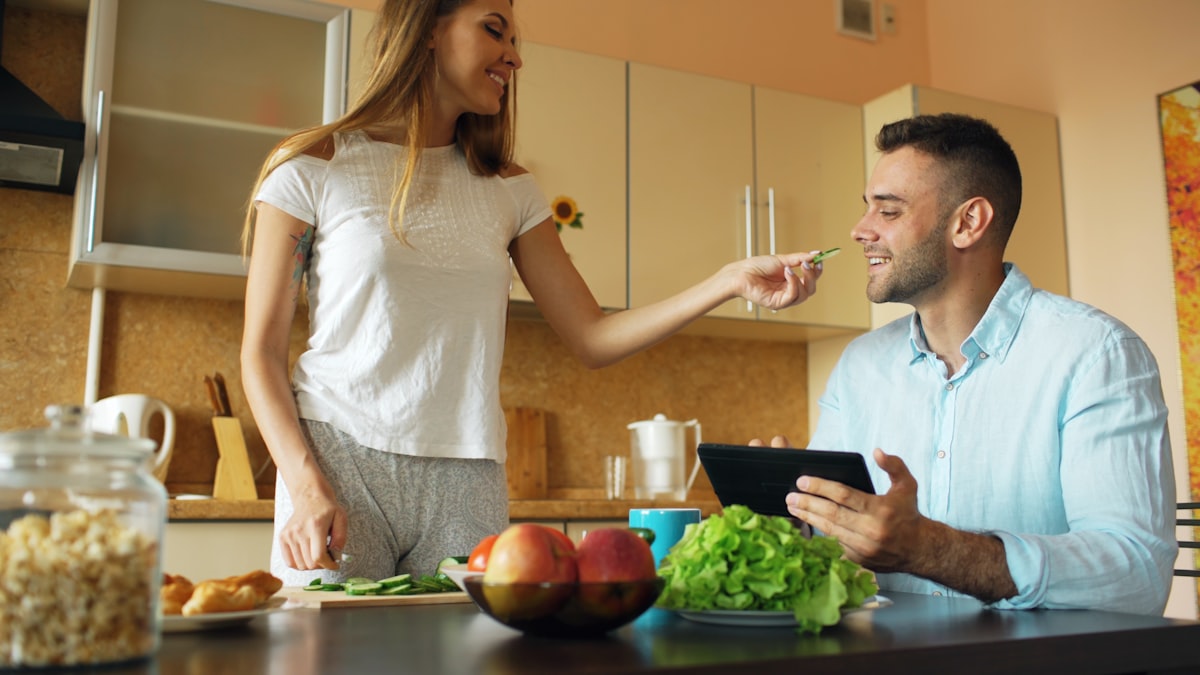 Ernährungsexperte bei der Erstellung eines personalisierten Plans